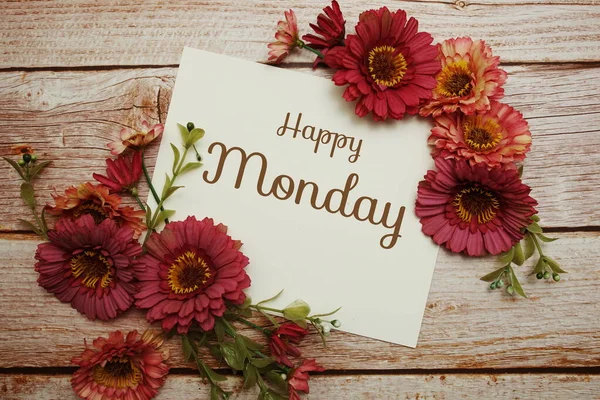 Szczęśliwy Poniedziałek Typografia Karty Tekst Bukietem Kwiatów Drewnianym Tle — Zdjęcie stockowe