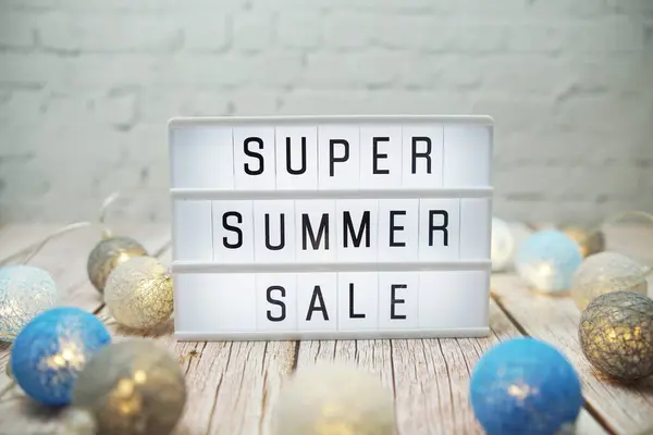 Super Summer Sale Text Leuchtkasten Mit Led Wattebällchen Auf Holzhintergrund — Stockfoto