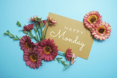Mavi arka planda çiçek buketi olan Pazartesi günü baskı metniniz kutlu olsun.