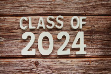 Ahşap zemin üzerinde 2024 kelime alfabe harfleri sınıfı