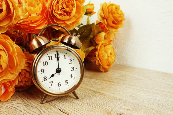 Relógio Alarme Vintage Buquê Flores Com Cópia Espaço Fundo Madeira — Fotografia de Stock