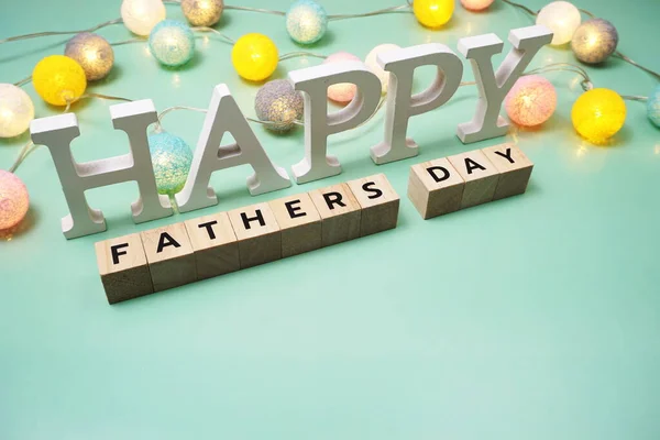 Happy Father Day Αλφάβητο Led Μπάλες Βαμβακιού Πράσινο Φόντο — Φωτογραφία Αρχείου