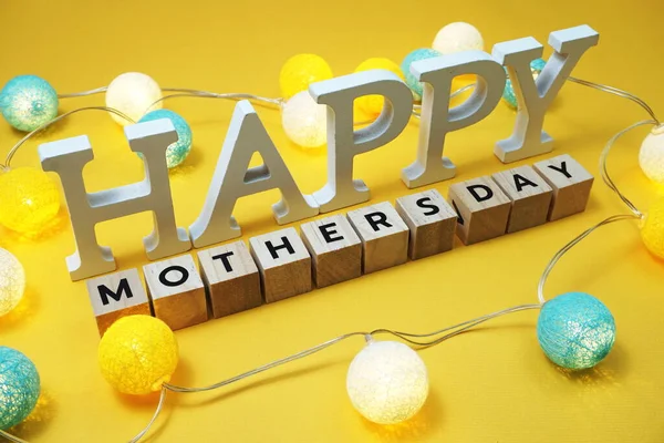 Happy Äitienpäivä Aakkoset Kirjeen Led Puuvilla Pallot Keltaisella Pohjalla — kuvapankkivalokuva