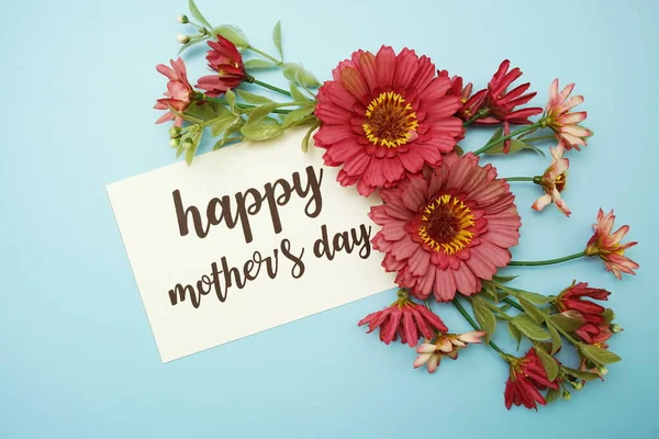 母亲节快乐的字体文字 蓝色背景的菊花 — 图库照片