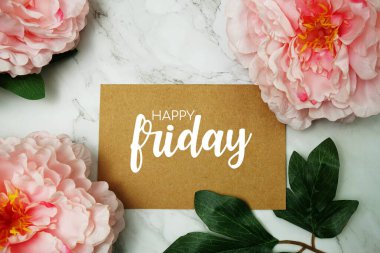 Mutlu Cuma daktilo metinleri mermer arka planda şakayık çiçekleri