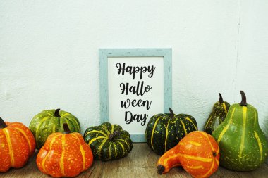 Ahşap masadaki balkabağı süslemeli Cadılar Bayramı tipografiniz kutlu olsun.