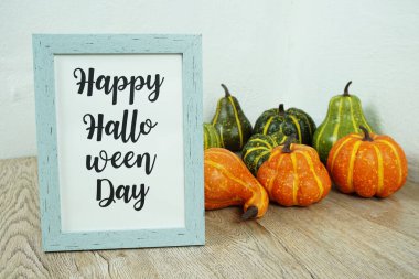 Ahşap masadaki balkabağı süslemeli Cadılar Bayramı tipografiniz kutlu olsun.