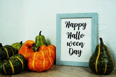 Ahşap masadaki balkabağı süslemeli Cadılar Bayramı tipografiniz kutlu olsun.