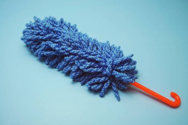 Mikrofiber toz alıcıyı mavi arkaplanda izole et