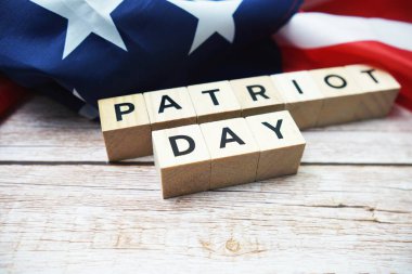 Vatanseverlik Günü alfabesi ve ahşap arka planda Amerikan bayrağı