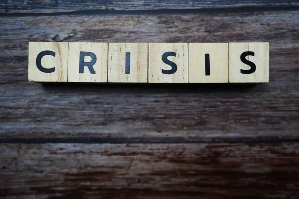 Ahşap arkaplanda boşluk kopyası olan kriz alfabesi harfi