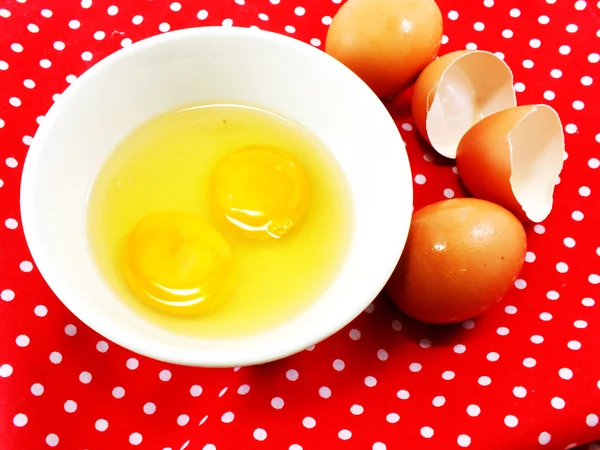 Coquilles d'œufs cassées avec jaunes d'œufs dans un bol en céramique — Photo