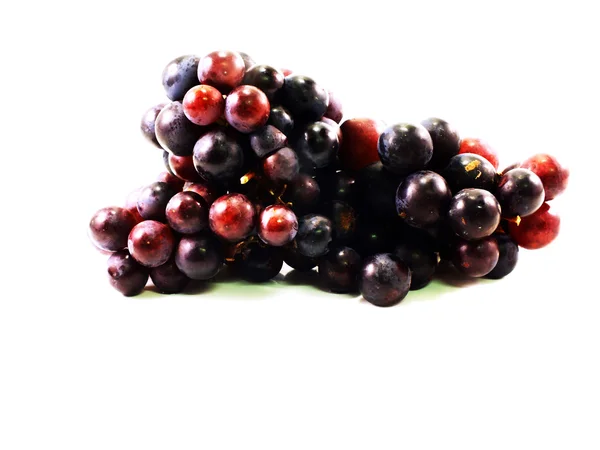 Ramo de uvas negras aisladas sobre fondo blanco — Foto de Stock