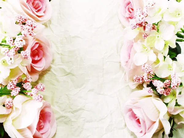 Papel em branco com flores de rosas com filtros de cor e espaço para cópia — Fotografia de Stock