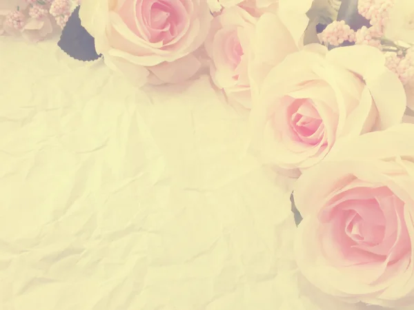 Hermosas rosas flor sobre papel textura fondo con filtros color y espacio para copiar —  Fotos de Stock