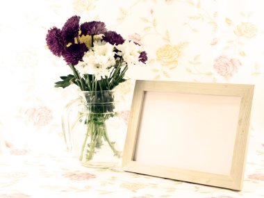 boş ahşap çerçeve ve güzel krizantem