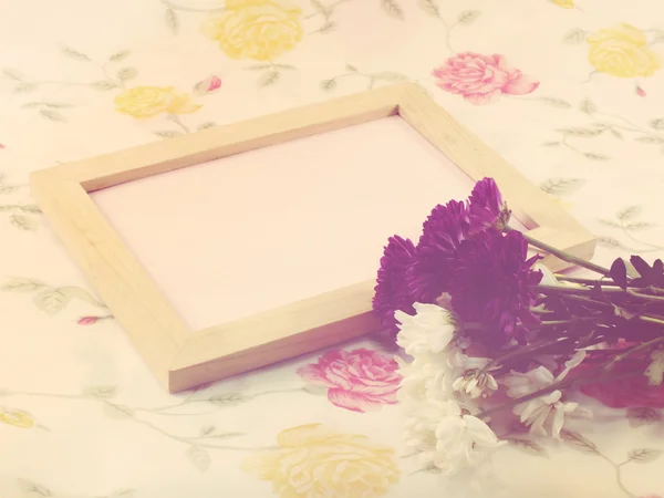 Marco de madera en blanco y hermoso crisantemo — Foto de Stock