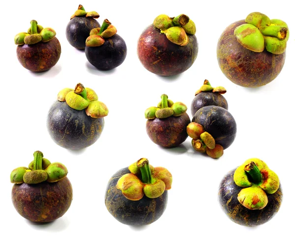 Fruta mangostão e seção transversal mostrando a pele roxa grossa e branco — Fotografia de Stock