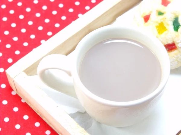 Chocolat au lait sur plateau en bois — Photo