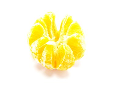 beyaz arkaplanda izole edilmiş taze portakallar