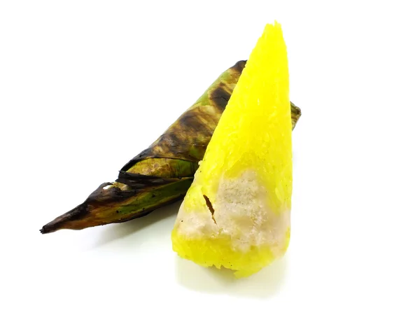 Arroz glutinoso amarillo envuelto en hojas de plátano a la parrilla es tailandia postre — Foto de Stock