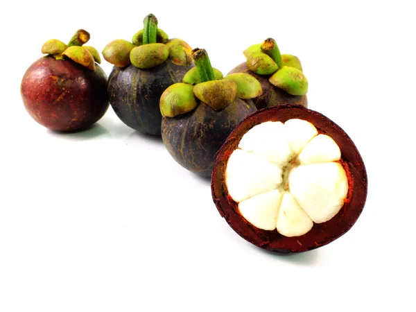 Fruto mangostão cortado ao meio no fundo branco — Fotografia de Stock