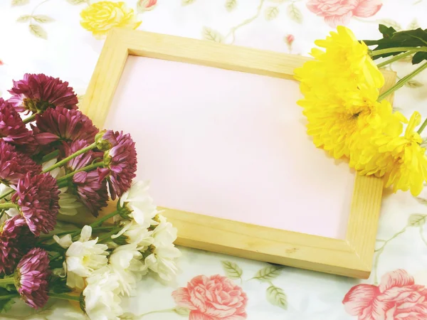 Marco de madera en blanco y crisantemo de otoño rosa — Foto de Stock