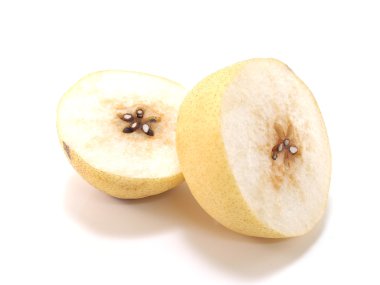 Sarı armut beyaz arkaplanda izole edildi