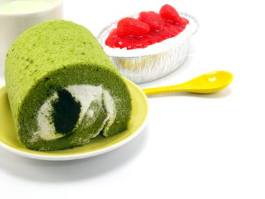 yeşil çay rulo pasta kesme ve çilekli cheesecake