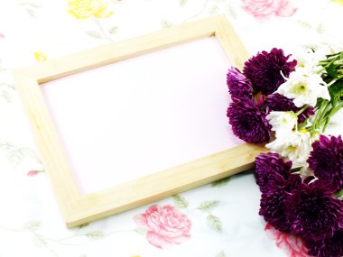 boş ahşap çerçeve ve Kasımpatı vintage filtreler renk ile buket