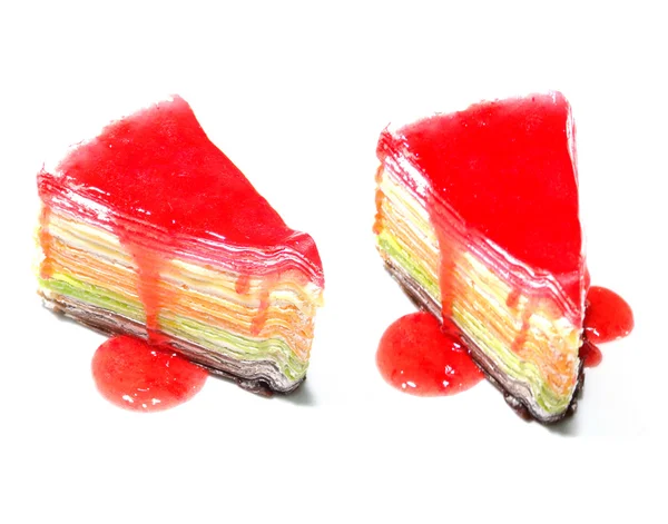 Pastel de arco iris y souce de fresa sobre fondo blanco — Foto de Stock