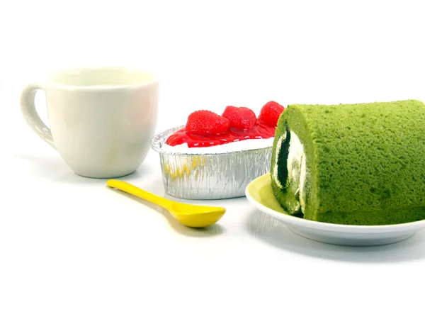 Bolo de queijo de morango e bolo de rolo de chá verde no fundo branco — Fotografia de Stock