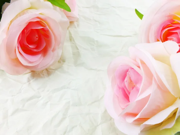 Belles roses fleur sur fond de texture de papier avec filtres couleur et espace pour la copie — Photo