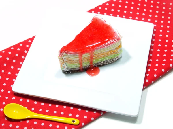 Pastel de arco iris y souce de fresa sobre fondo blanco — Foto de Stock