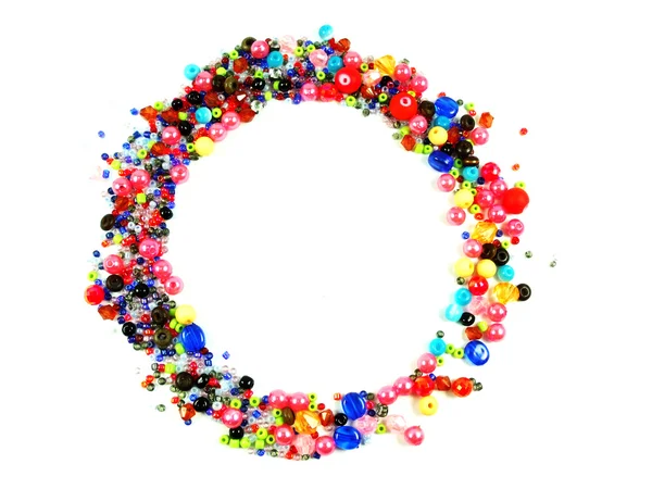 Perles colorées espace en forme de coeur pour photo ou texte isolé sur fond blanc — Photo