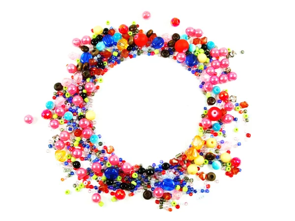 Kleurrijke kralen cirkel vorm ruimte voor foto's of tekst geïsoleerd op witte achtergrond — Stockfoto