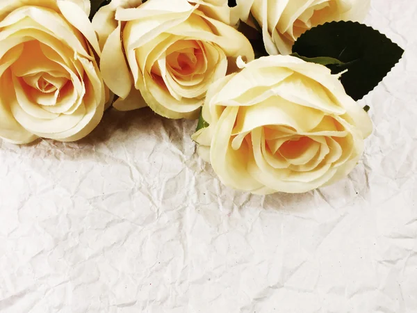 美丽的玫瑰花朵与筛选器颜色的纸张纹理背景上 — 图库照片