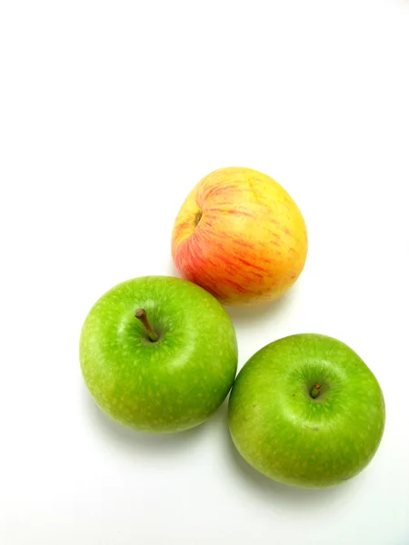 Manzana verde y roja sobre fondo blanco — Foto de Stock