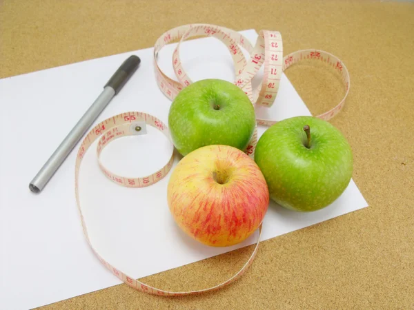 测量带缠在一个绿色的苹果 — 图库照片