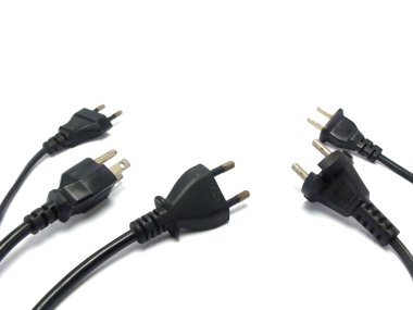 izole beyaz zemin üzerine siyah elektrik kablosu