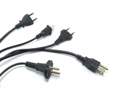izole beyaz zemin üzerine siyah elektrik kablosu