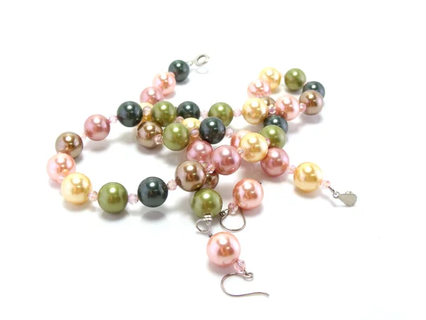 Perlina color pastello e perle su sfondo bianco — Foto Stock
