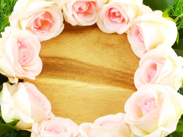 Цикл розовые розы рамка на деревянном фоне пустое место для копирования — стоковое фото