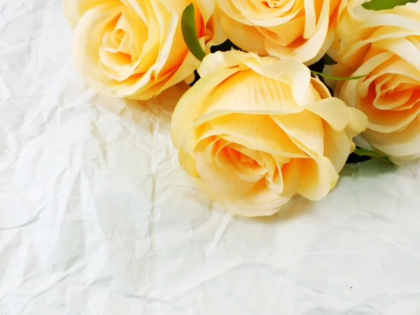 Hermosas rosas flor sobre papel textura fondo con filtros color y espacio para copiar — Foto de Stock