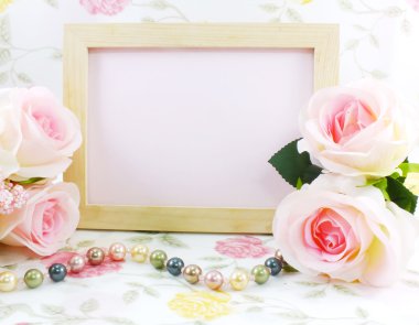 Ahşap çerçeve ande pembe güller kırmızı kadife kutusu