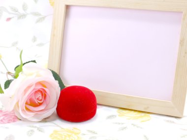 Tatlı arka plan üzerinde kırmızı kadife kutulu ahşap çerçeve ande pembe güller