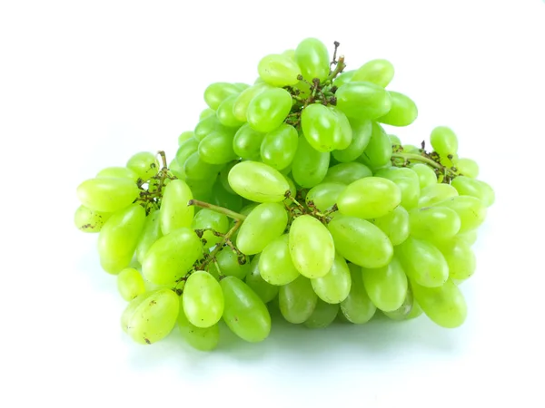 Monte de uvas verdes maduras e suculentas perto de um fundo branco — Fotografia de Stock