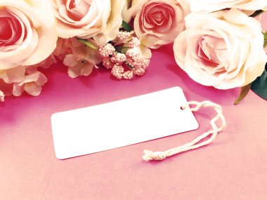 Güzel güller çiçek kağıt etiket arka plan üzerinde