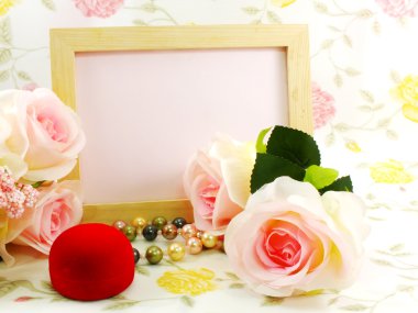 Ahşap çerçeve ande pembe güller