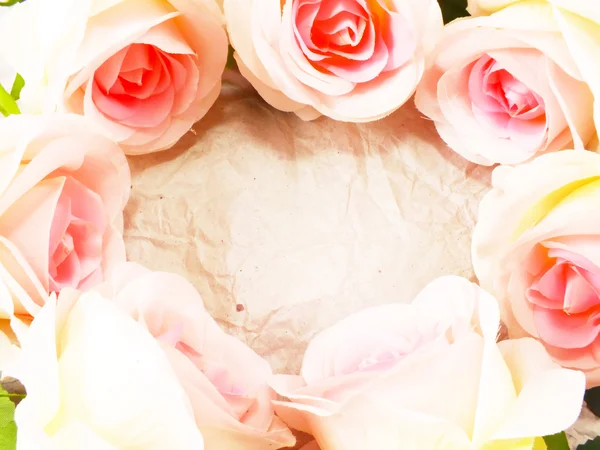 美丽的玫瑰花朵纸张纹理背景与筛选器颜色和副本的空间上 — 图库照片